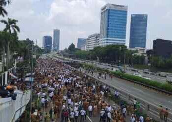 Demo Apdesi di Depan DPR Ricuh, Tol Diblokade-Rusak Pagar