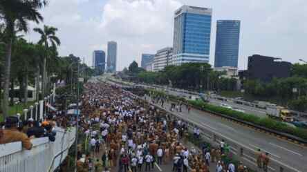 Foto: Massa dari Asosiasi Pemerintah Desa Seluruh Indonesia (APDESI) menutup akses Tol di depan DPR RI, Jakarta, Rabu (31/1/2024).