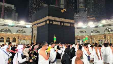 Foto: Umat melakukan tawaf mengelilingi ka'bah di Masjidil Haram, Mekah, Arab Saudi.