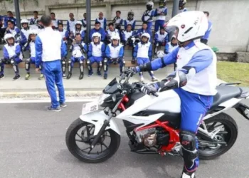 menurunkan kaki kiri