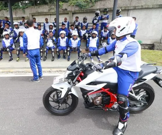 Foto: menurunkan kaki kiri