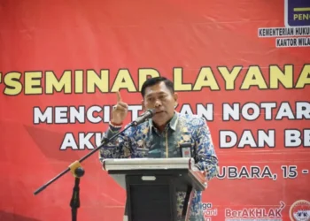 menyampaikan sambutan