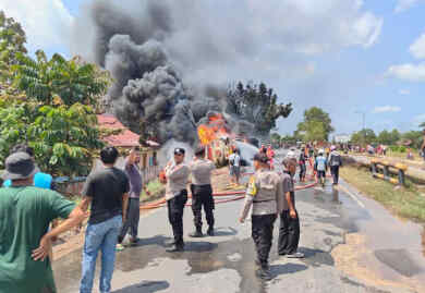 Foto: Tangki BBM Meledak
