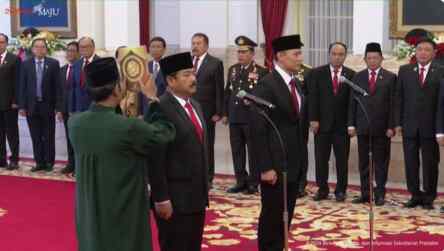 Foto: Pelantikan AHY dan Hadi oleh Jokowi