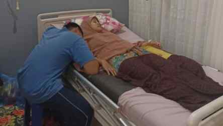 Foto: Reni Juliantika mengalami keguguran kandungan akibat kelelahan seusai bertugas anggota KPPS.