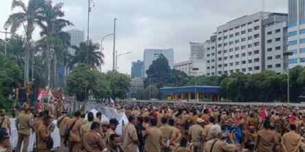 Foto: Ribuan kepala desa demo depan gedung DPR.