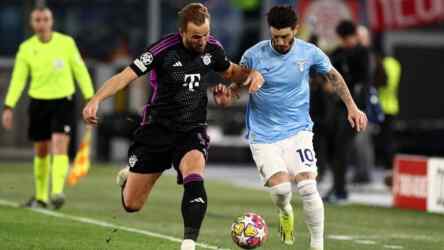 Foto: Penyerang Bayern Munchen Harry Kane duel dengan pemain Lazio.