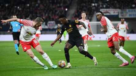 Foto: Pemain Real Madrid Vinicius Junior berusaha melewati adangan pemain Leipzig.