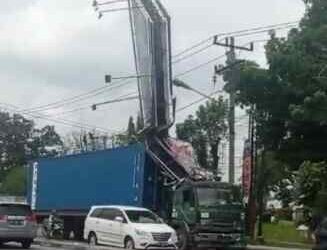 Kontainer Tabrak Baliho Raksasa di Pancing, Ini Penampakannya