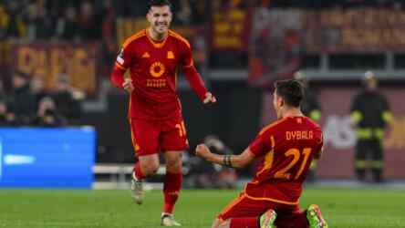 Foto: Striker AS Roma Paulo Dybala merayakan gol bersama rekan-rekan satu tim.