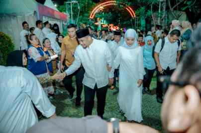 Foto: Wali Kota Medan Bobby Nasution didampingi istri Kahiyang Ayu memasuki lokasi acara pembukaab Ramadhan Fair di Taman Sri Deli, Kota Medan, Sabtu (16/3/2024) malam.