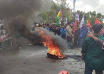 Bakar ban bekas