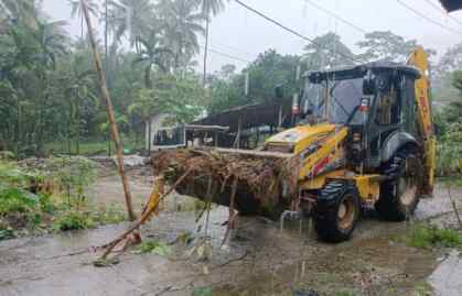 Foto: Alat berat masih membersihkan material banjir dan longsor di Pesisir Selatan Sumbar.