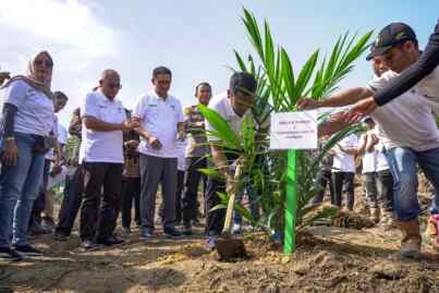 Foto: Tanam Perdana Sawit