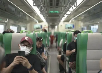 Di dalam kereta