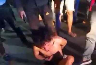 Tangkapan layar video pemuda diduga melakukan begal diamuk massa.