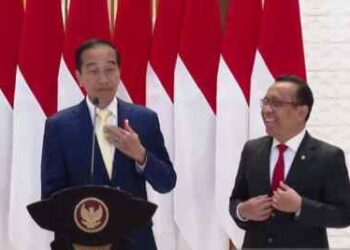 Dasi Kuning Jokowi