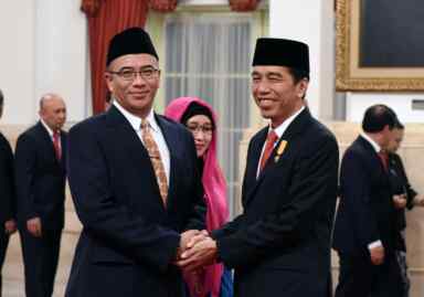 Foto: Ketua KPU Hasyim Asyari dan Jokowi.
