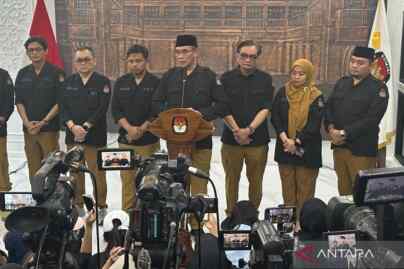 Foto: Ketua KPU RI Hasyim Asy’ari bersama enam Anggota KPU RI saat memberikan keterangan di Gedung KPU RI, Jakarta, Rabu (20/3/2024).