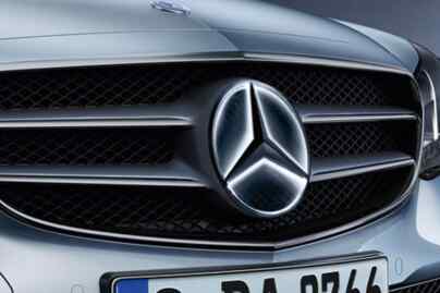 Foto: Logo Mercedes terlihat pada mobil Mercedes E300e EV.