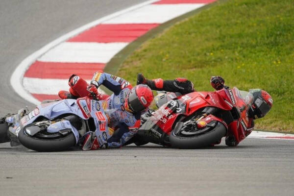 Foto: Marc Marquez bertabrakan dengan Pecco Bagnaia.
