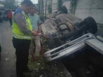 Mobil Terguling ke Parit di Sunggal