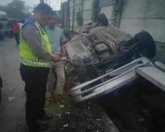 Foto: Mobil terguling di Parit Sunggal.