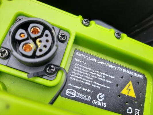 Foto: Baterai motor listrik.