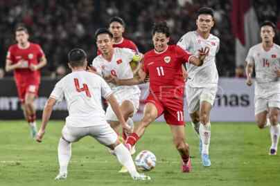 Foto: Pemain Timnas Indonesia Rafael William Struick melewati pemain Vietnam Bui Tien Dung pada pertandingan lanjutan Grup F Kualifikasi Piala Dunia 2026 zona Asia di Stadion Utama Gelora Bung Karno, Jakarta, Kamis (21/3/2024).