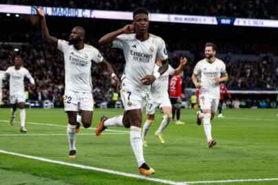 Foto: Selebrasi Vinicius JR setelah mencetak gol untuk Real Madrid dalam pertandingan Liga Spanyol lawan Celta Vigo di Santiago Bernabeu pada Senin (11/03/2024).