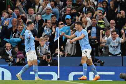 Foto: Striker Manchester City Julian Alvarez merayakan golnya dengan Phil Foden pada liga Champions.
