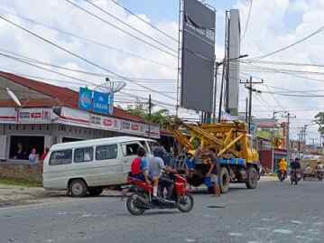 Truk rem blong dan menabrak sejumlah kendaraan di Kota Pematangsiantar, Sumatera Utara (Sumut).