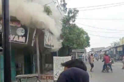 Foto: Asap mengepul dari warung bakso di Jalan Suasa Tengah, Linkungan, Kelurahan Mabar Hilir Kecamatan Medan Deli, Kamis (7/3).