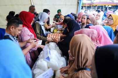 Foto: Masyarakat antusias berbelanja kebutuhan pokok di pasar murah yang ada di Lapangan Barasokai, Medan Area, Selasa (5/3/2024).