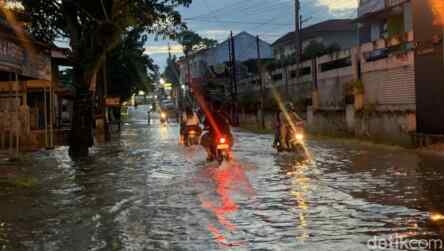 Ruas Jalan Eka Rasmi terendam banjir usai diguyur hujan deras.