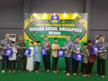 Foto: Ketum Angsapura Drs Ronald Tok bersama pengurus lainnya dan unsur Muspika Medan Area diabadikan di sela pemberian bingkisan kepada sejumlah anak panti asuhan pada Buka Puasa Bersama di GOR Angsapura, Jumat (15/03/2024). (Foto: Asril Tanjung)