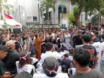 Foto: Ratusan pengunjuk rasa menggeruduk kantor Gedung DPRD Sumut di Jalan Imam Bonjol, Medan, Selasa (5/3/2024).