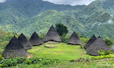 Kampung adat Desa Wae Rebo di Kabupaten Manggarai, Nusa Tenggara Timur.