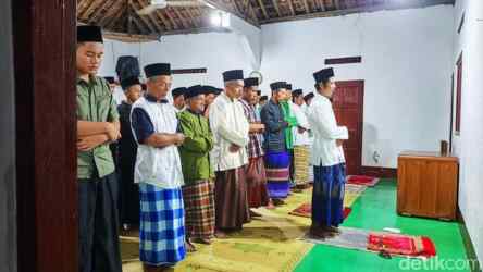 Foto: Jemaah Aolia di Gunungkidul, Daerah Istimewa Yogyakarta (DIY) sudah mulai melaksanakan Salat Tarawih.