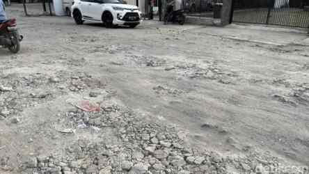 Foto: Kondisi Jalan Danau Marsabut Kota Medan yang rusak parah.