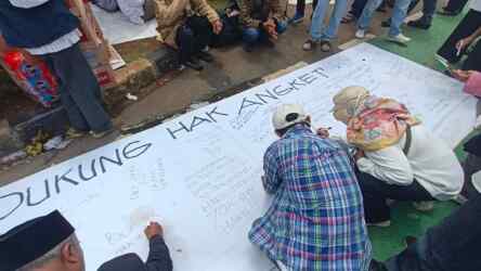 Foto: Demo massa di DPR tuntut Hak Angket Pemilu digelar.