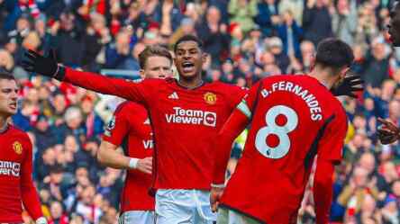 Foto: Pemain Manchester United Bruno Fernandes berselebrasi dengan rekan-rekannya setelah tercipta gol ke gawang Everton dalam pertandingan Liga Premier Inggris di Old Trafford, Sabtu (9/3/2024).