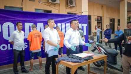 Polisi saat merilis kasus pencurian brankas.