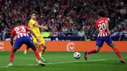 Penyerang Barcelona Joao Felix mencetak gol ke gawang mantan klubnya, Atletico Madrid.