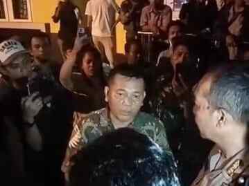Foto: Tangkapan layar momen kericuhan rekapitulasi suara di Medan Deli.