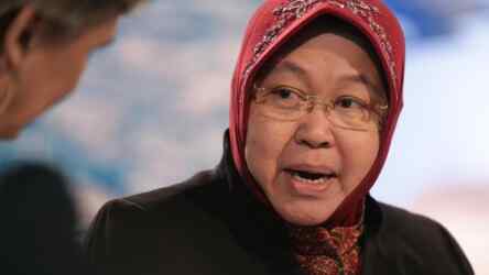 Foto: Menteri Sosial Tri Rismaharini menangis kala mendengar cerita tentang seorang lansia yang hidup sebatang kara dan tak mendapatkan bantuan sosial (bansos) dari pemerintah.