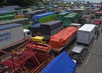Truk di Pelabuhan