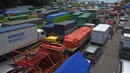 Foto: Truk di Pelabuhan