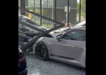 Mobil Tabrak Showroom