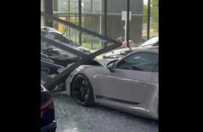 Foto: Mobil Tabrak Showroom